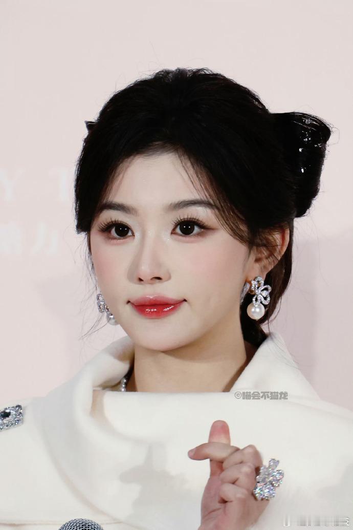 孔雪儿广州线下状态孔雪儿不热嘛广州线下活动生图直出，孔雪儿一袭纯白大衣优雅十足，