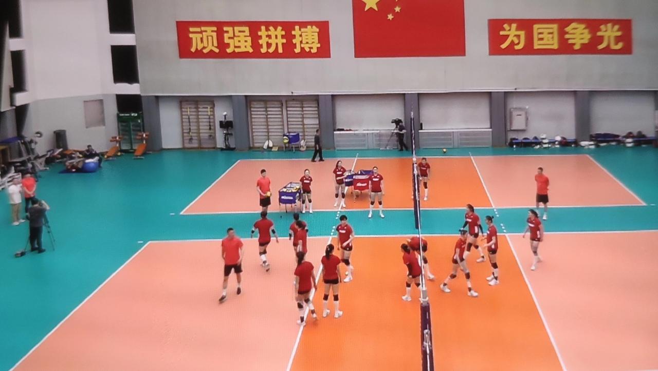妹妹李盈莹和副攻王媛媛惊喜亮相中国女排集训公开课直播中！中国女排的训练公开课正在