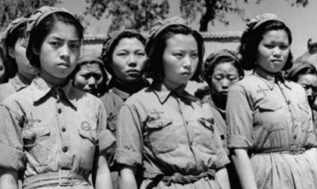 1941年9月，在浏阳河岸边，一群日军把一名女兵团团包围。日军指挥官色心大起，不