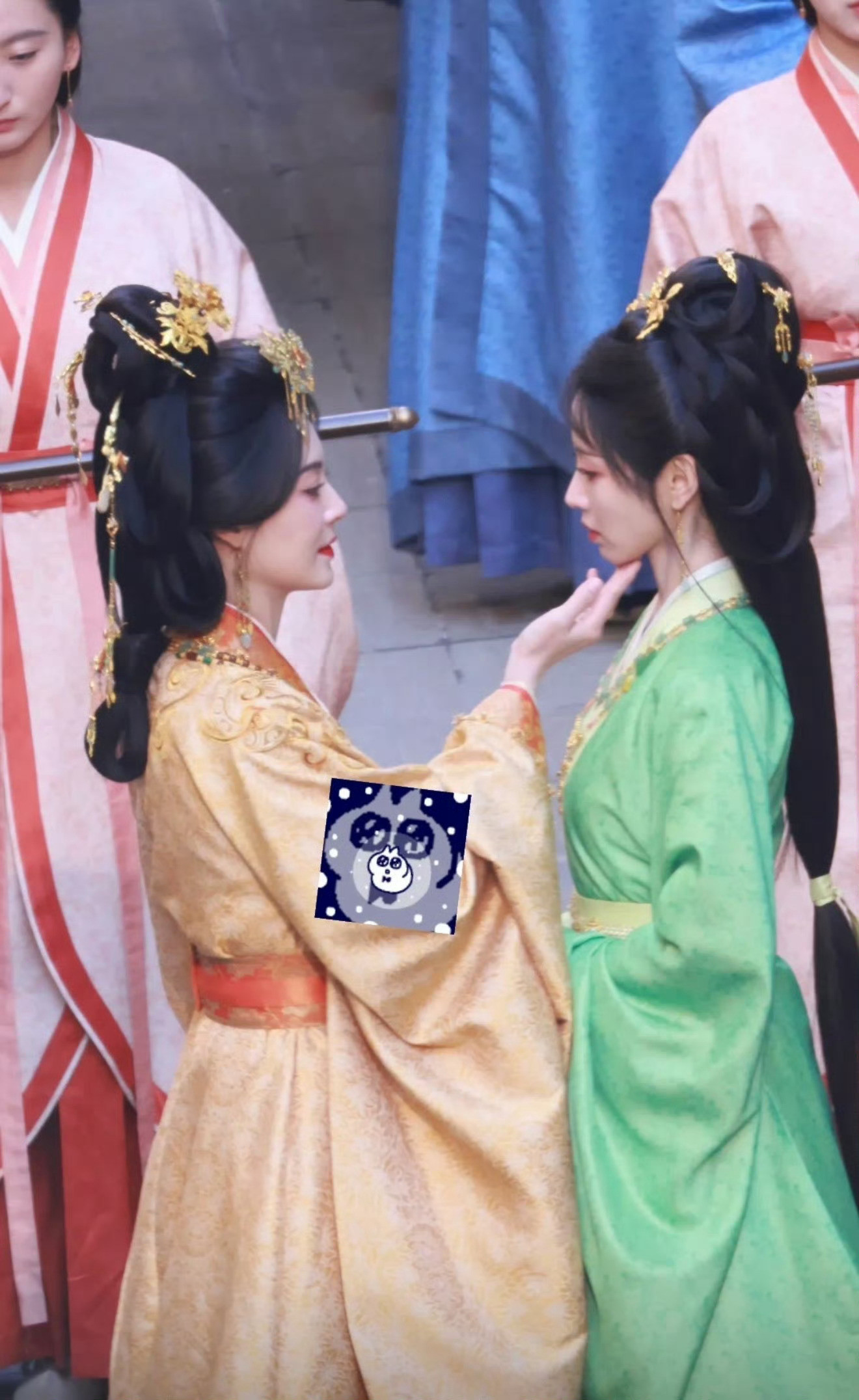 田曦薇毛林林嫁金钗同框路透田曦薇毛林林嫁金钗母女同框好养眼啊，漂亮的脸蛋旁边是更