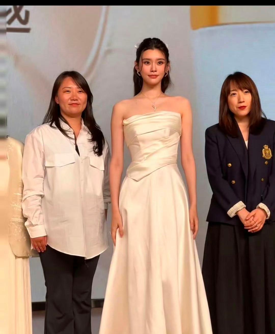换做其他女人个子这么高，早就长的五大三粗的了！但是她却把身材保持的这么极致，这