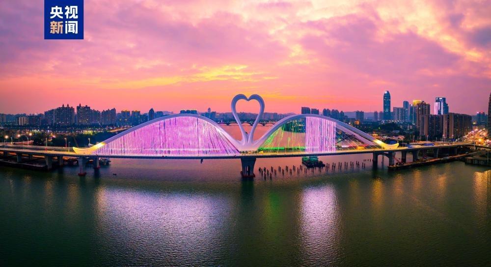 万万没想到，离家不到5公里的地方竟然有这么唯美又浪漫的地标！白日是天鹅卧江，