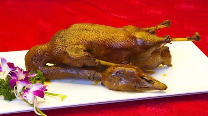 荣昌机关食堂成了网红，但要提防好心办坏事。这个五一节，荣昌的政府食堂火了。