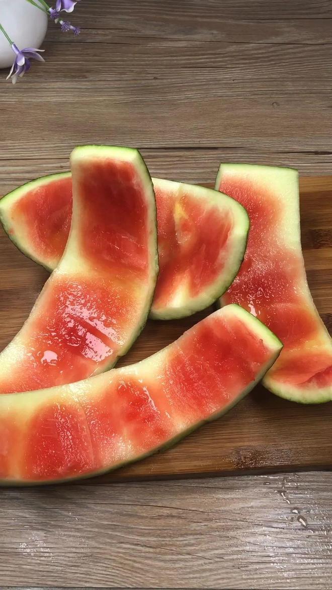 夏季解暑降糖小妙招，请转发收藏。西瓜大家都吃过，那西瓜皮你吃过吗？这可不是跟