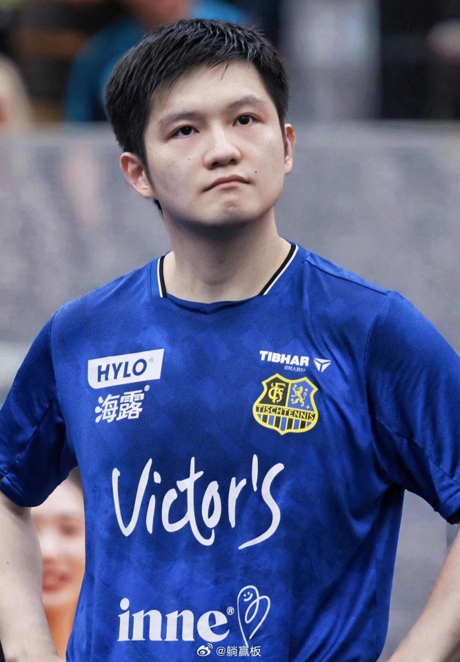 摊牌了，乒协主席王励勤，亲自下场喊话樊振东。王励勤对着人民日报的镜头，反复强调“