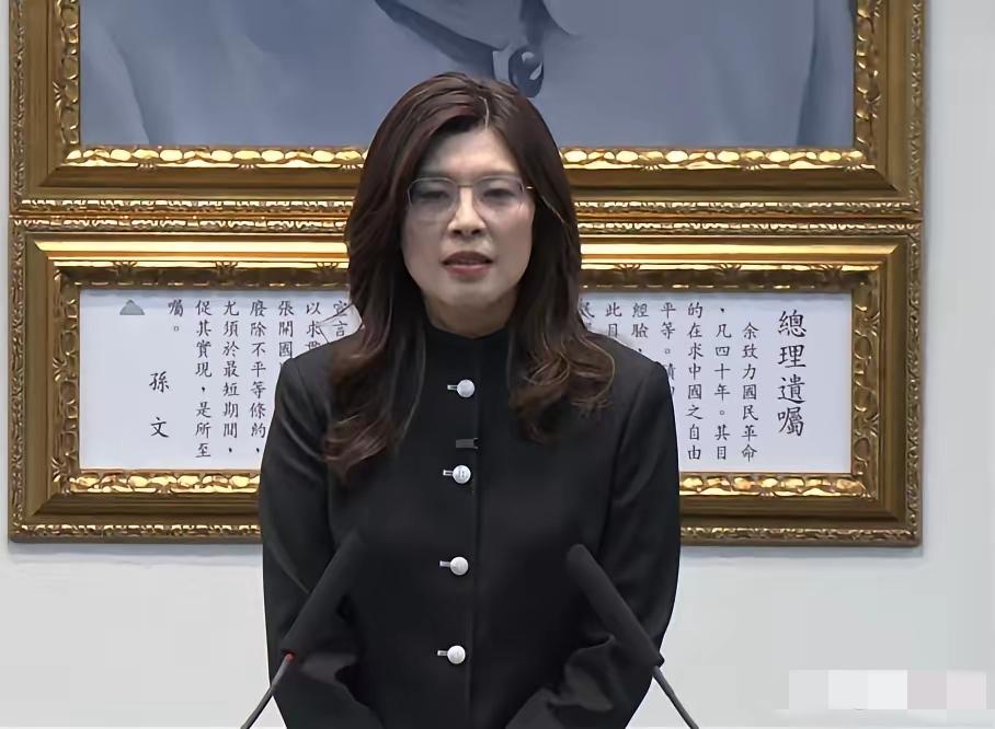 4月15日下午，郑丽文以一身利落的黑色中山装现身国民党中常会，这身行头瞬间抢了会