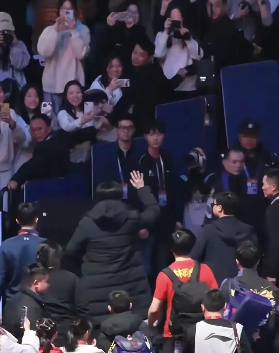 沙特球迷喊他名字那一刻，我眼眶湿了。王楚钦刚完球，混双金牌刚挂脖子上，绕场