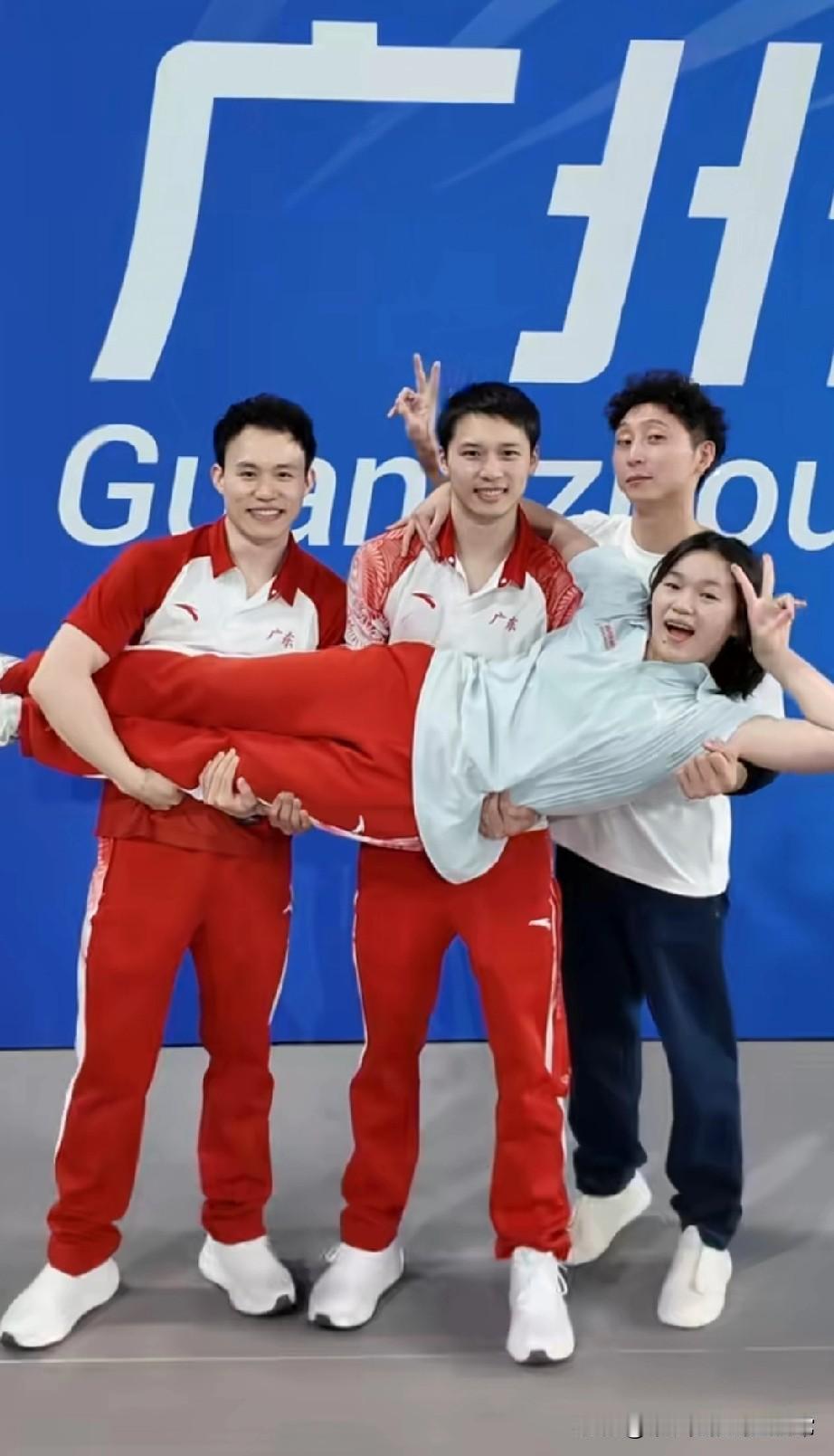 全红婵被队友抬着笑出褶子！全红婵被仨队友抬在半空的视频，她笑到眼睛眯成缝，