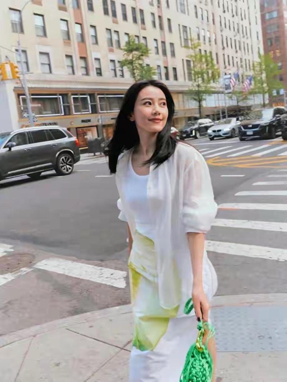 高圆圆一组街拍刷爆了朋友圈，没有夸张的色彩，没有繁复的设计，一件白背心搭配轻薄白