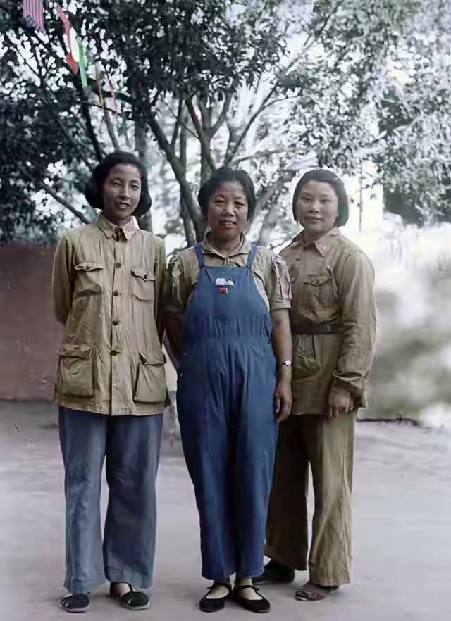 这是邓颖超（中间）和康克清（右一）的合影，拍摄于1944年的延安，三位领导夫人的