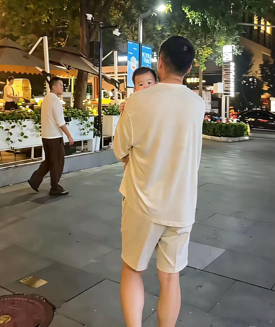汪小菲抱着小儿子散步，他和大S的两个孩子状态也不错，这段时间小玥儿和小箖箖，都去