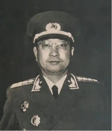 ☁1955年9月27日授衔仪式上，当毛主席走到陈赓面前时，说：“你陈赓当大