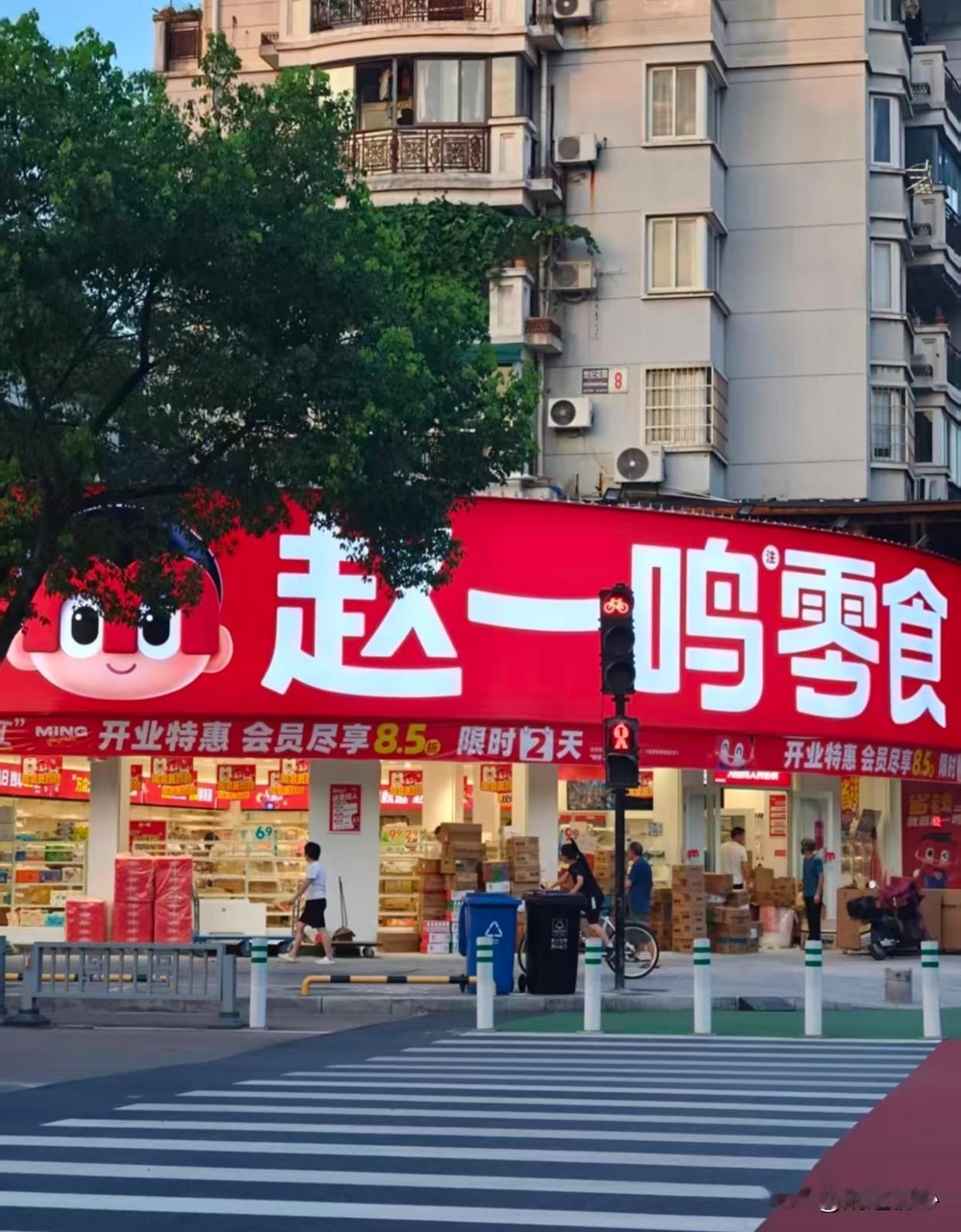 又是加盟商买单吗？现在曝出赵一鸣被各地监管部门严查，我附近早就有好几家倒闭了，当