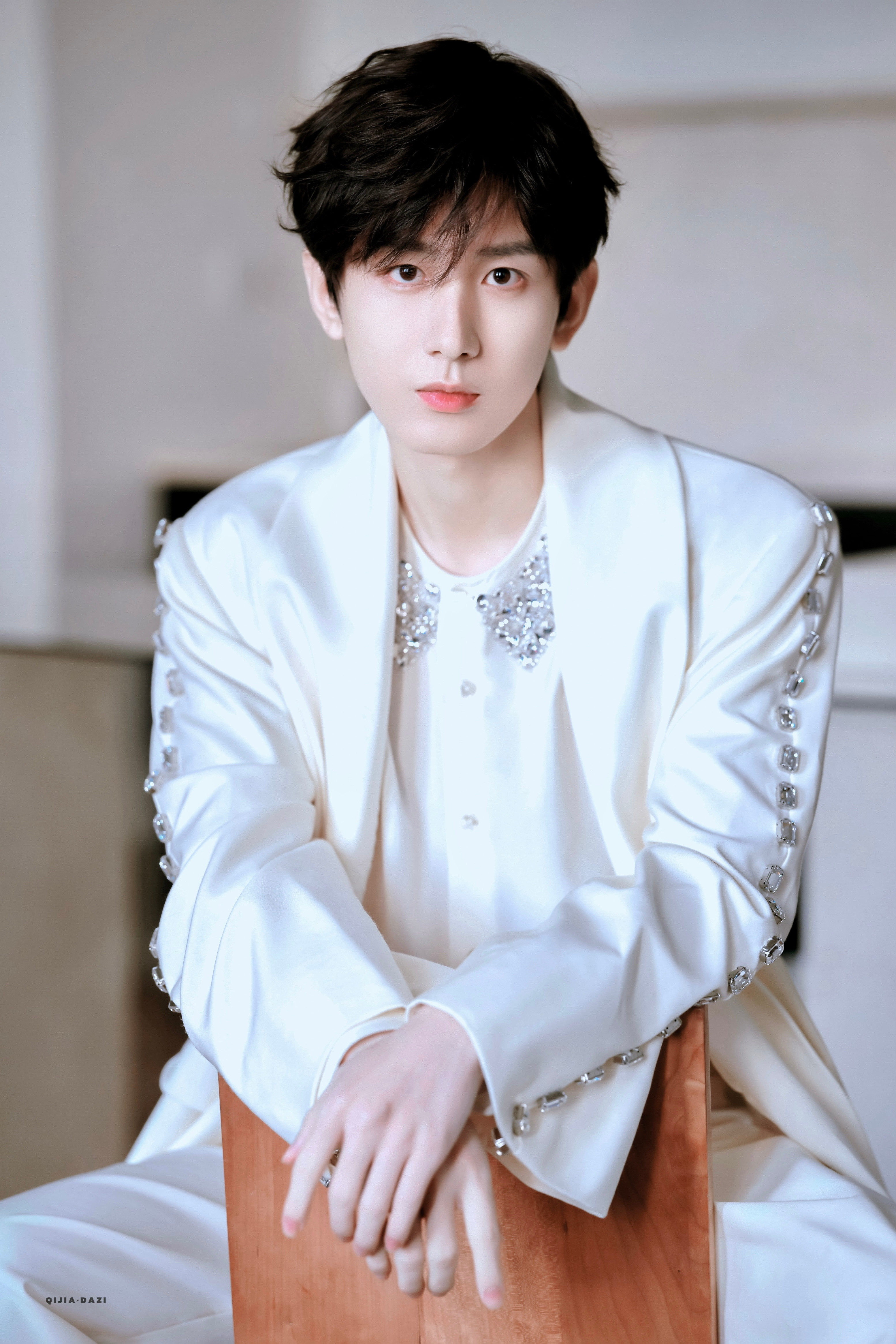 白色高定，清冷贵气成毅