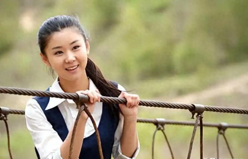 40岁李小萌北京逛街，开五六百万劳斯莱斯，王雷大连富二代不差钱11月10日，北