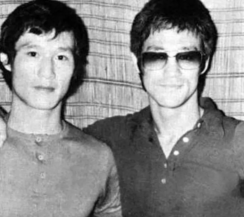 当年，李小龙问陈惠敏：“你打架那么好，你学的什么功夫？”陈惠敏说：“我学西洋拳的