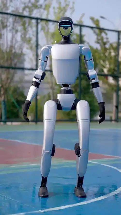 有人跑到王兴兴的抖音下面留言，说的啥呢？说王兴兴研发机器人，会让农民和工人大量失