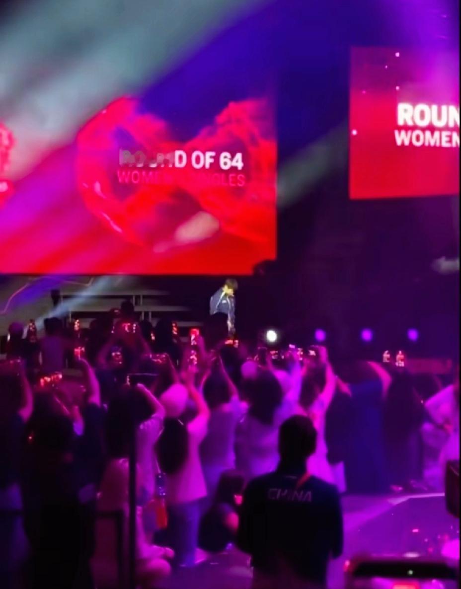 新加坡大满贯孙颖莎首秀，莎莎一出场观众齐刷刷站起来，纷纷举起手机，莎莎就是