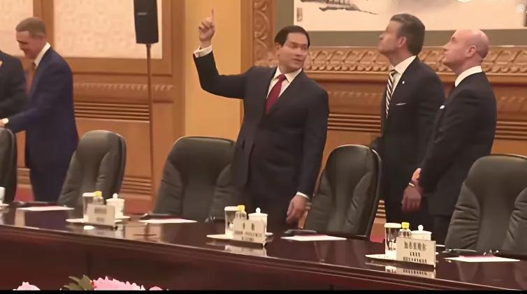 “美丽国”一群“乡巴大佬”走进人民大会堂，似乎进了“大观园”鲁比奥手指人民大会