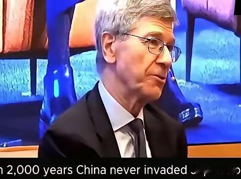 掌声把屋顶掀翻那一刻，美国教授只丢下一句话：中国两千年没动过日本一根指头，日本却