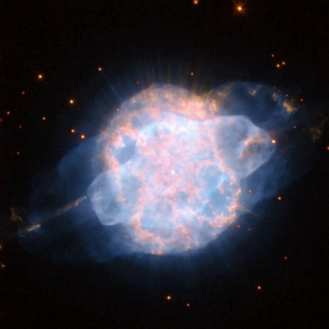 NGC3918正在回望。从4900光年外的半人马座，“蓝行星状星云”看起