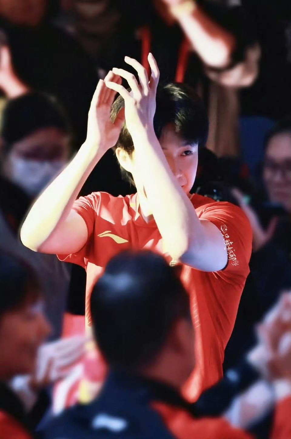 “王楚钦神回复引爆热搜！1比11输球反成经典名场面”1.混双小组赛惊现“