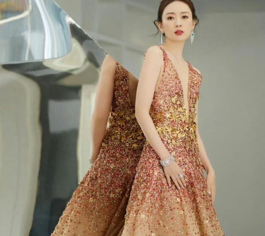 女明星化妆最怕的不是丑，是“显老”和“俗气”。童瑶团队有个核心法则，叫“三明治