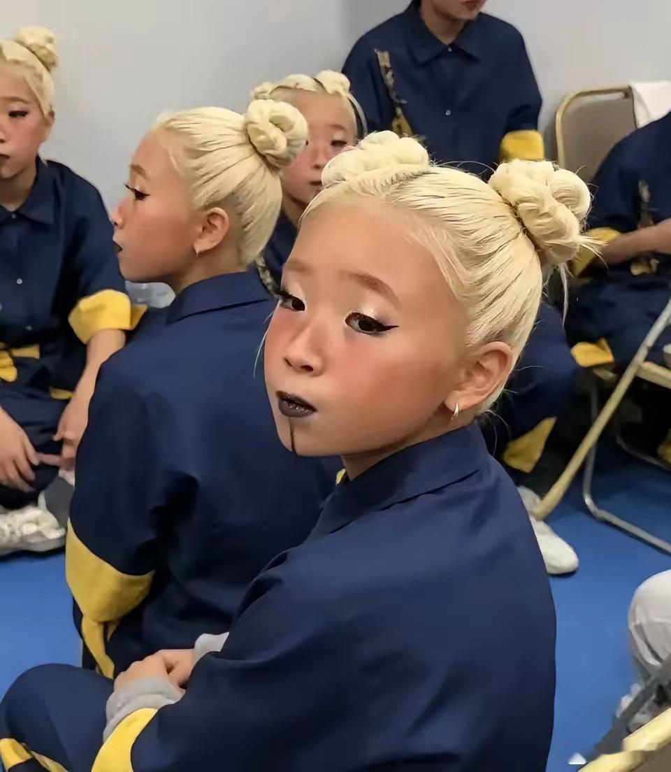 为了演出，把孩子霍霍成这样，合适吗上海某培训机构组织孩子舞蹈比赛，一群五六岁的孩