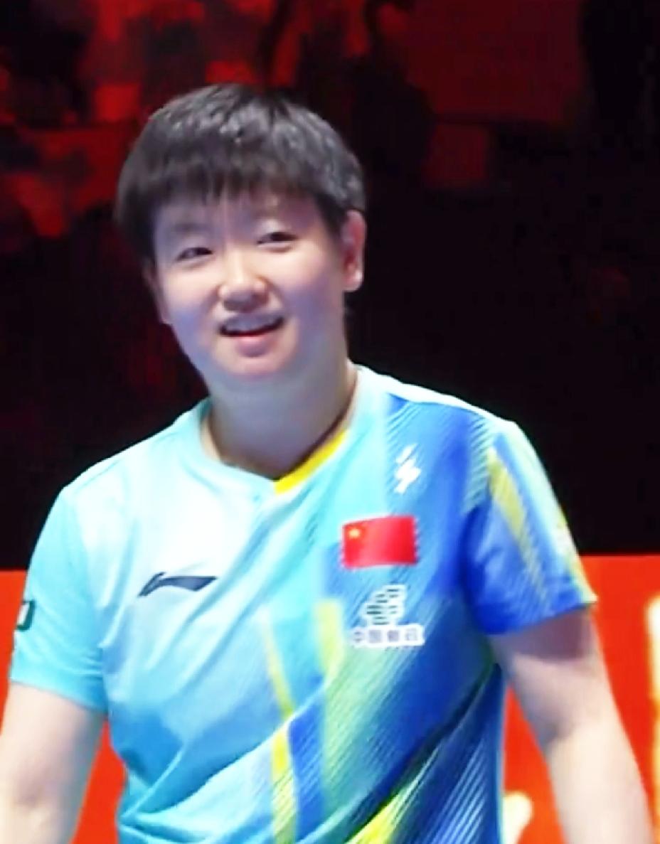 好喜欢莎莎的这个笑容，笑得眉眼弯弯。你可知道你的教练在底下差点崩了，你的球