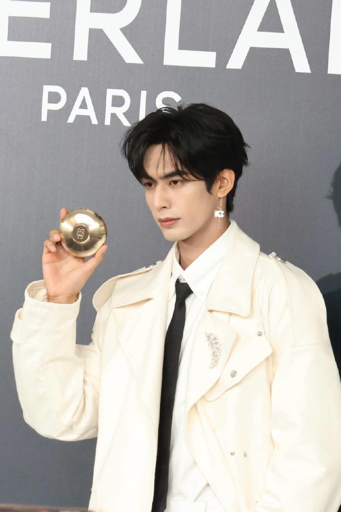 宋威龙今日活动生图，看迷糊了，生图帅成这样。。​​​