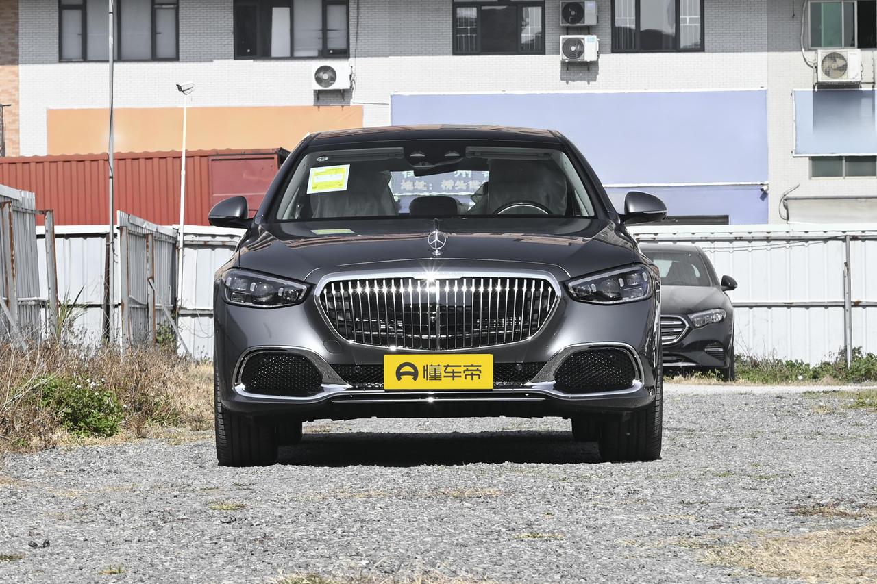 迈巴赫S级卖到364万，普通人连选装单都不敢翻完，它真值吗？最近陪我爸去4S店