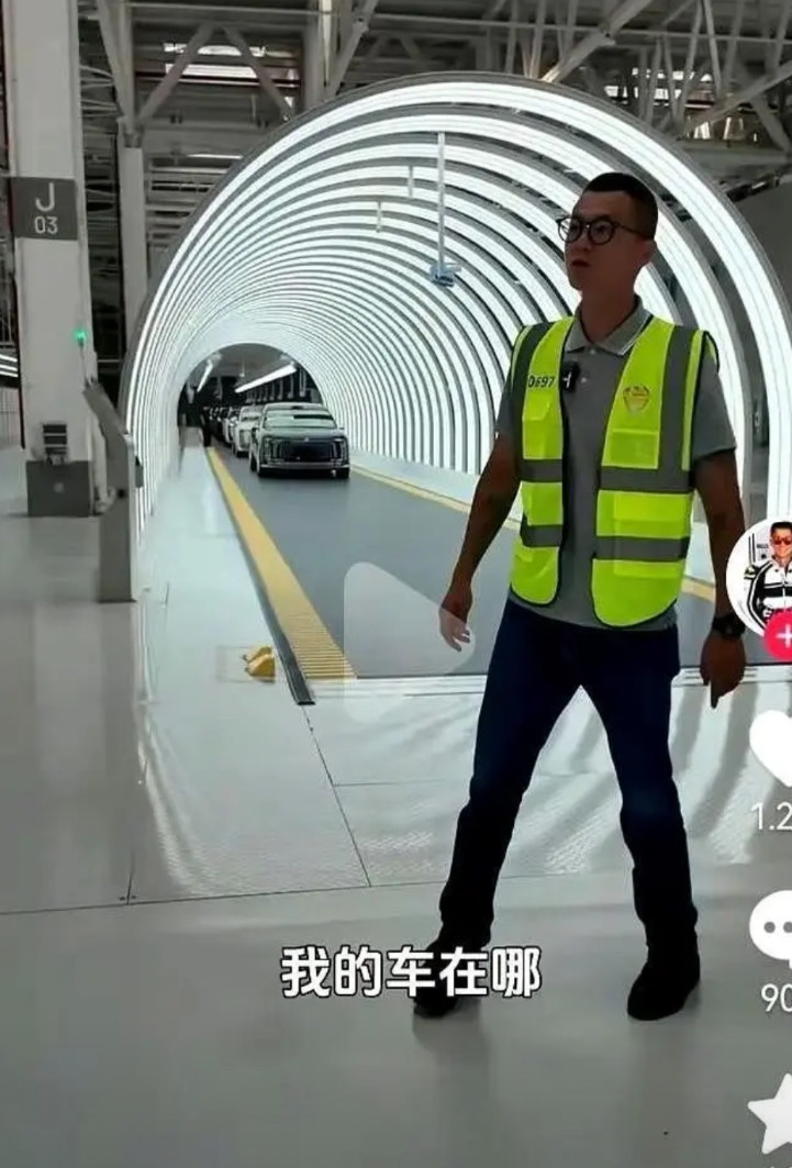余承东让陈震去生产线自己提车。这操作属实是把排面拉满了。别人交车在店里，他交