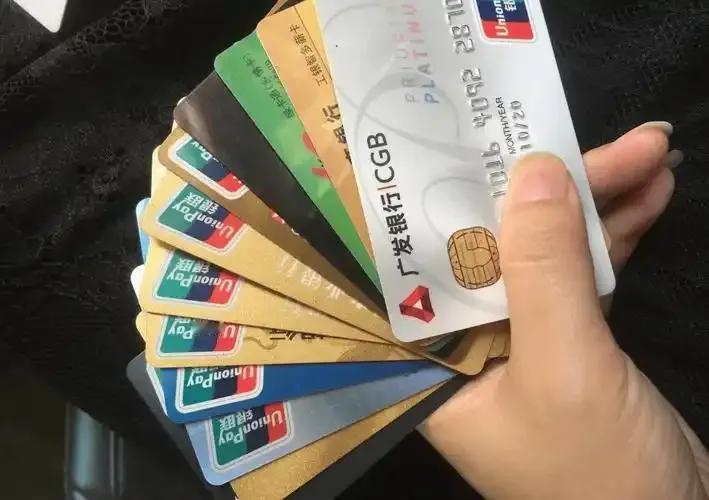 你有没有算过一笔账，30万的信用卡，来回倒腾两年，最后会变成多少？如果你也欠着信