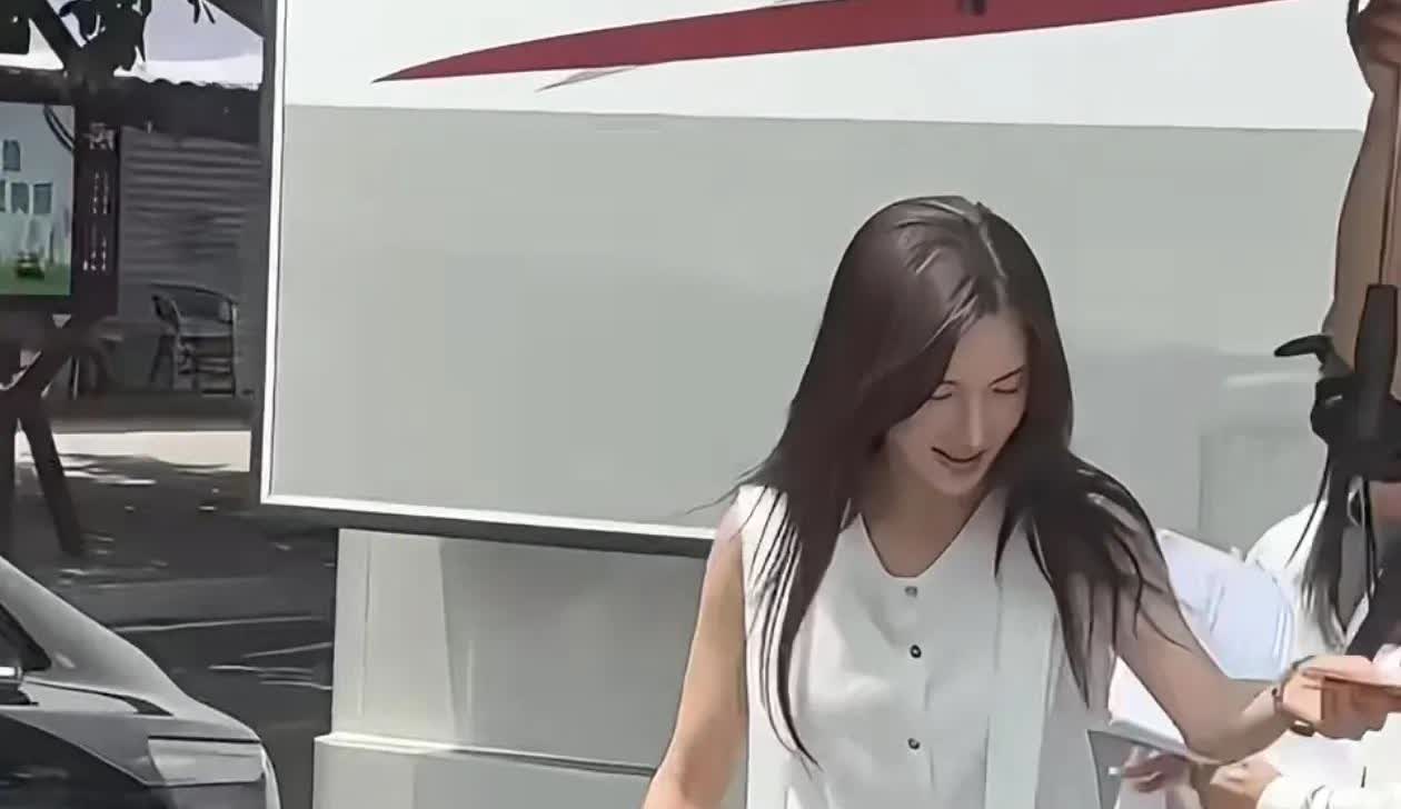 金晨在重庆拍戏，她的鼻子好像又动了！著名影星金晨近日正在重庆拍戏，金晨在