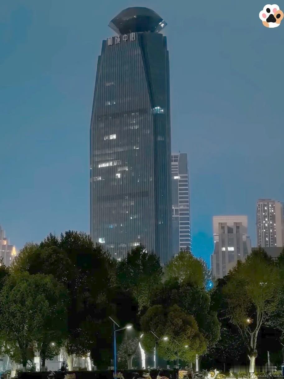 看着眼前的诚功大厦，我脑子里瞬间浮现出那个名字：黄大发。这栋楼，算是这位