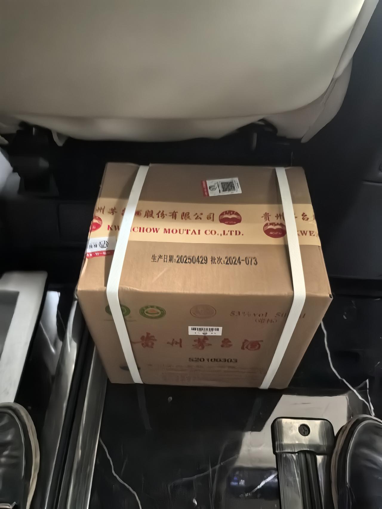 前天托人办事，买了一箱茅台，差不多半年没采购茅台了，飞天茅台的价格把我惊呆了！