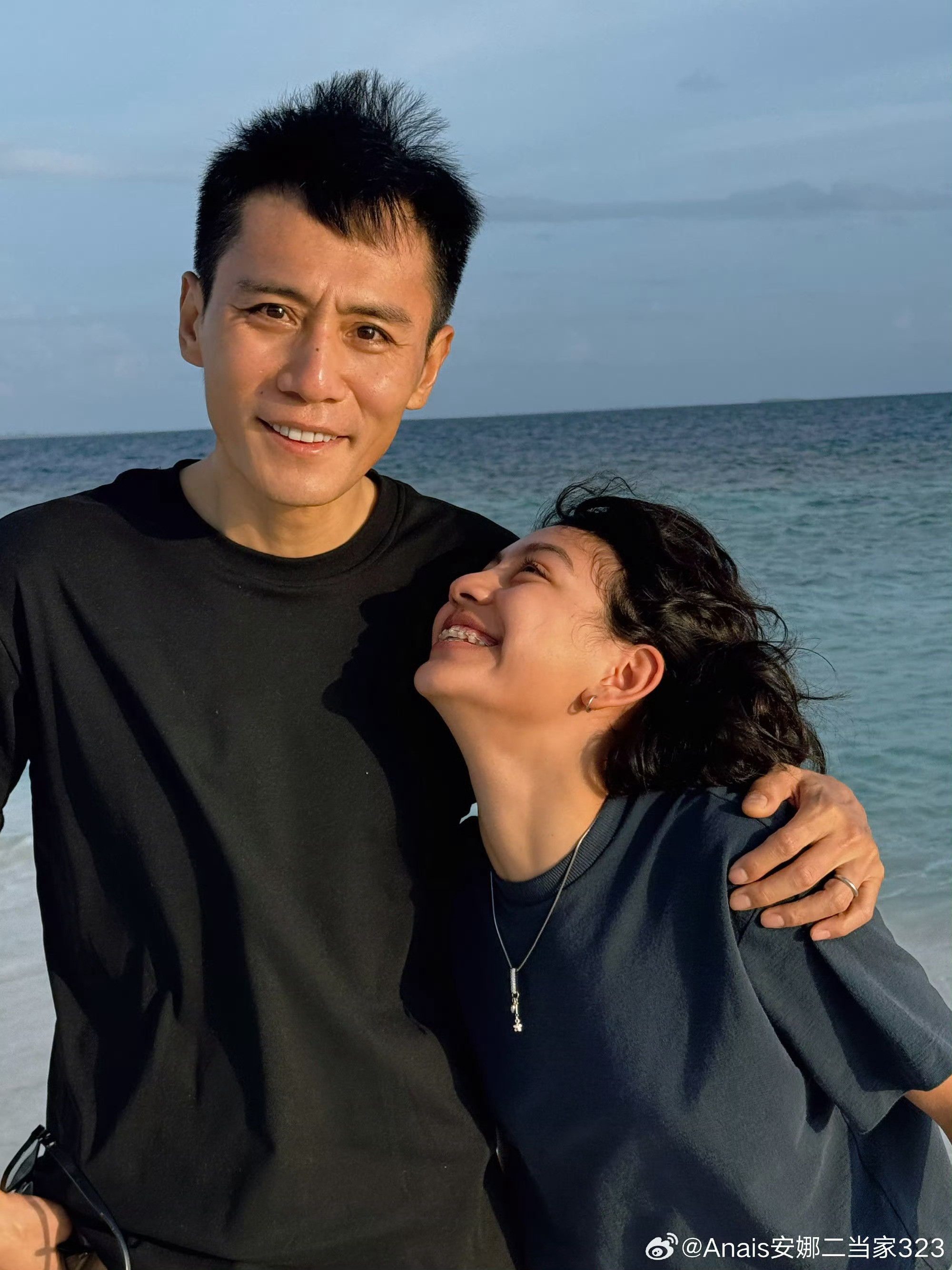 刘烨48岁生日全家福23日，发文为庆48岁生日，并晒出全家福：“生日快乐我的爱