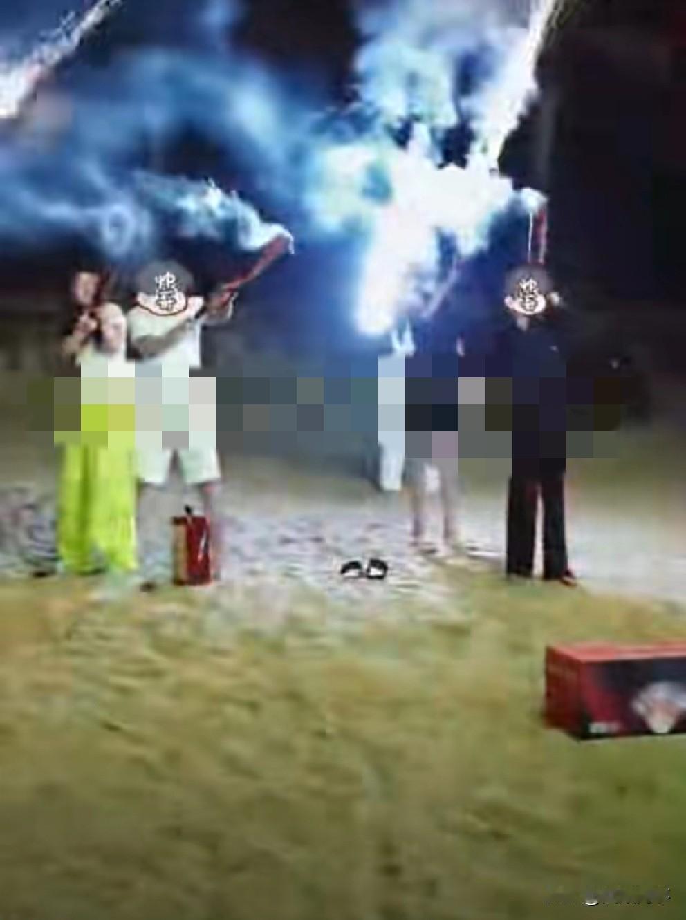 有戏？刘二狗陪蛋蛋过年放浪漫烟花，蛋蛋笑容甜蜜。  蛋