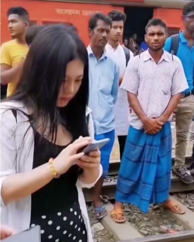 上海一印度租客看房结束后，竟在小区门口性骚扰两名中国女孩，当事女孩当即选择报警，