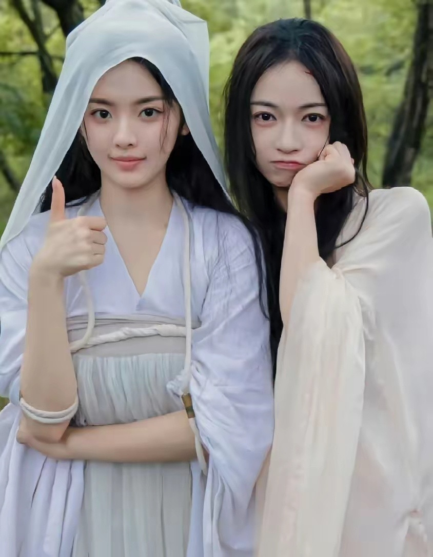 以前不懂杨超越的神颜，直到看了合照才懂什么是碾压级美貌。