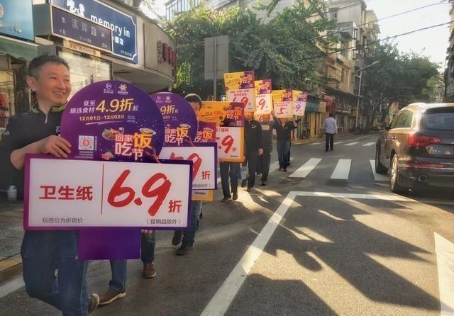 手机摄影本质是数码拍摄，其镜头多等效全幅28mm广角定焦。很多人拿起手机拍照
