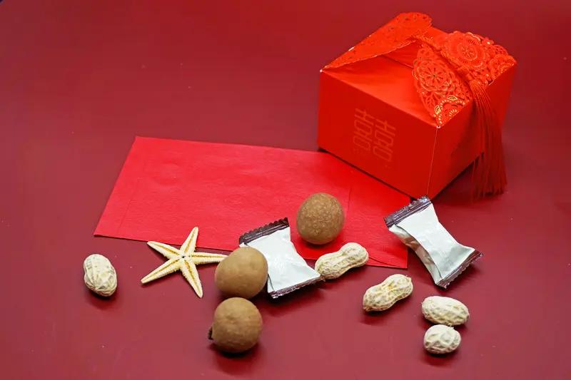 这起事件中的女士所经历的，确实是一种让人揪心的情感创伤。从“嫁给爱情”的憧憬，到