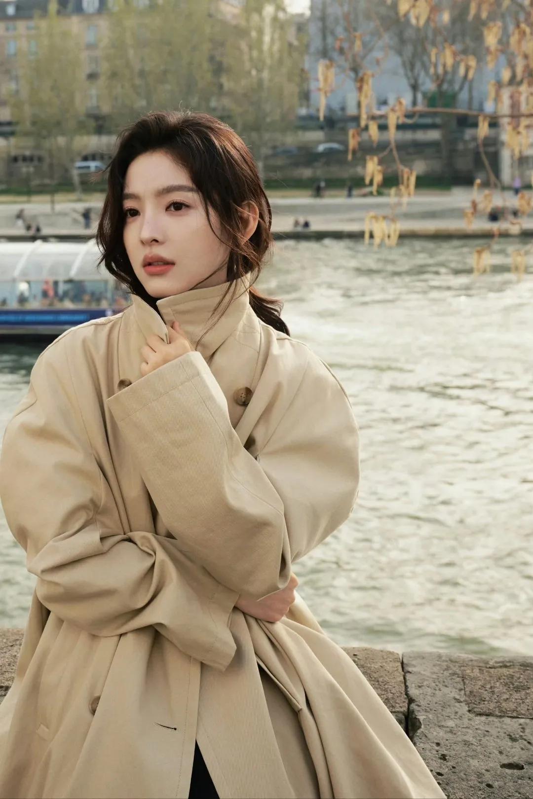 章若楠真的太适合这种风格了！🥀塞纳河畔的晚风，配上卡其色风衣，慵懒又随性。