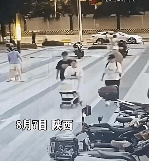 太猖狂了！西安，一宝妈推着婴儿车带娃遛弯时，出现三陌生人跟在宝妈身后，期间其中一