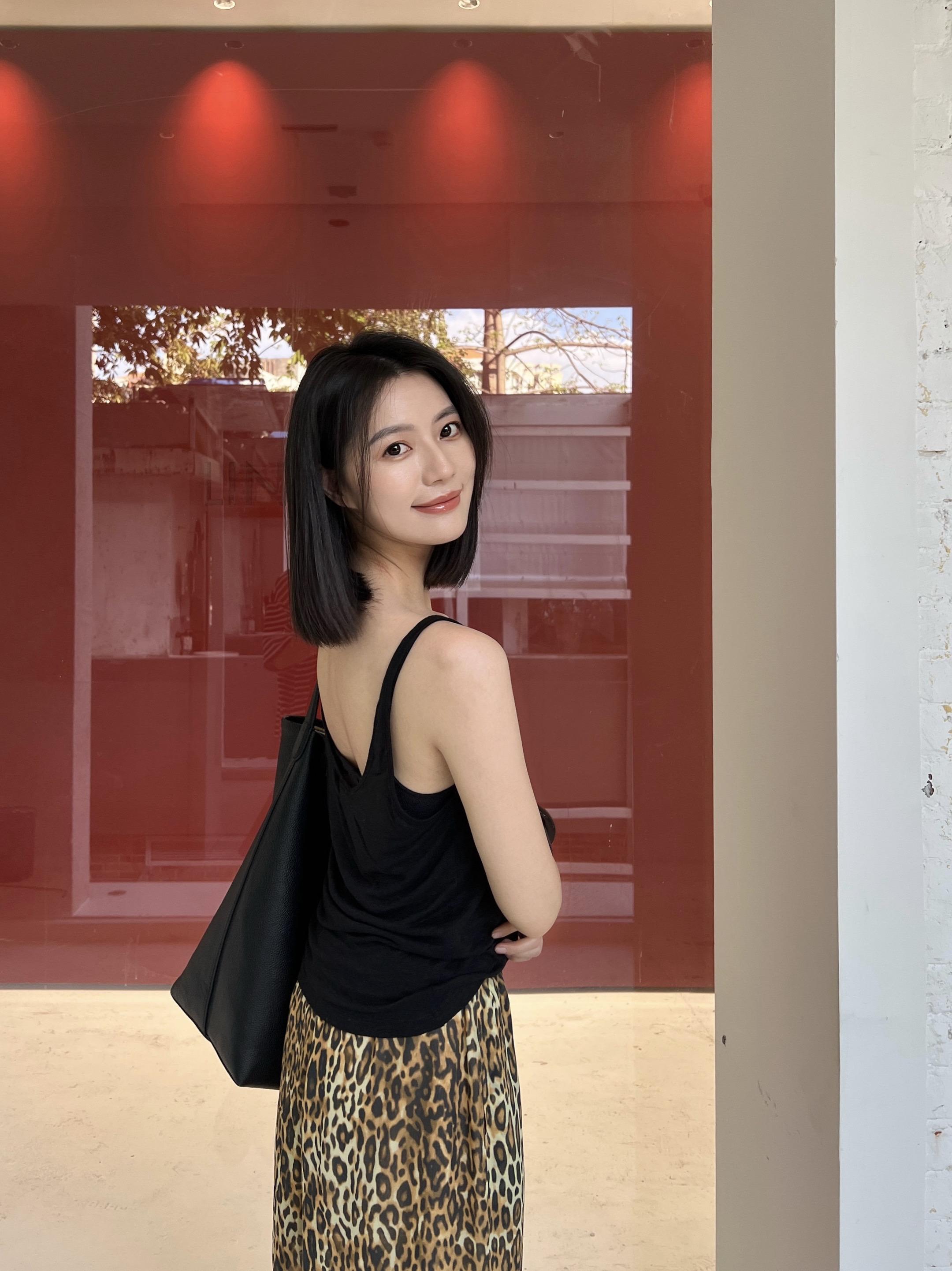 豹纹和红色背景好配。