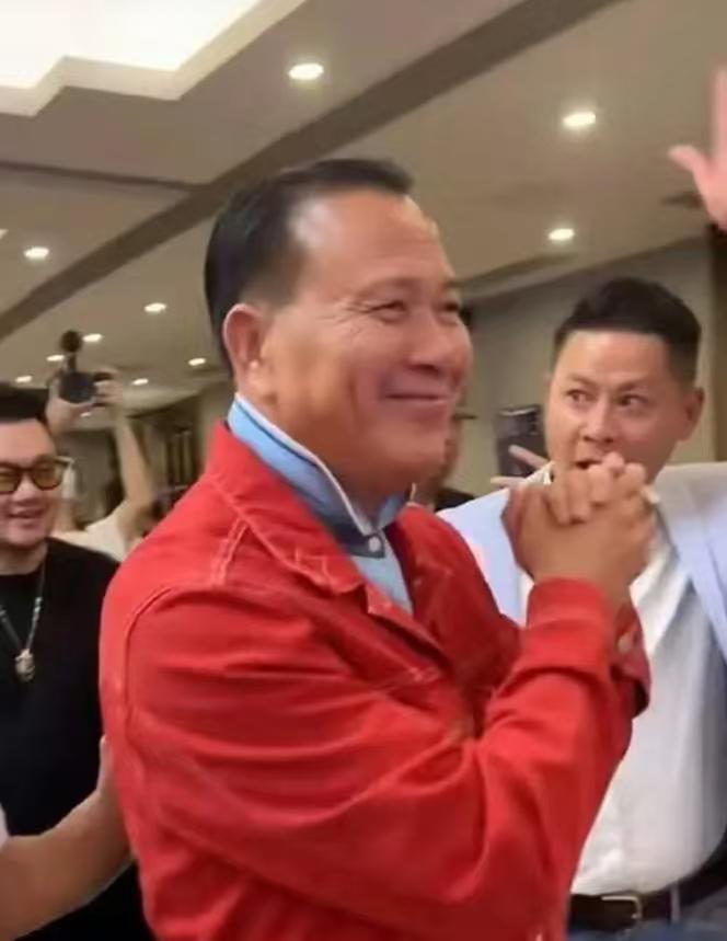 人怎么可以这么无私68岁万梓良，一场商演挣15万，自己只留1万5，其余全捐湘西