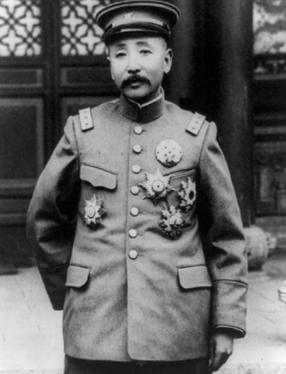 民国时，张作霖麾下有个连长，因彩礼不够娶不到媳妇。 张作霖眼睛一瞪说：“你没