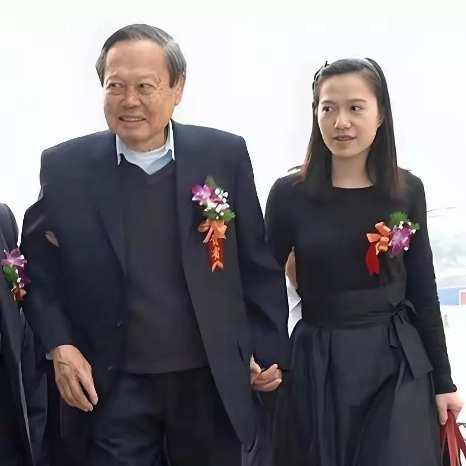 巨星陨落悄无声，人间再无杨振宁！那个由于娶了个年轻妻子而饱受非议的老科学家，终于