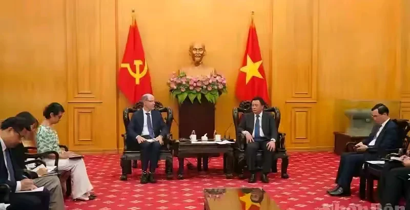 越南外交中的一个细节，背后藏着深意在许多重要外交场合，越南的国旗旁边总会并排悬