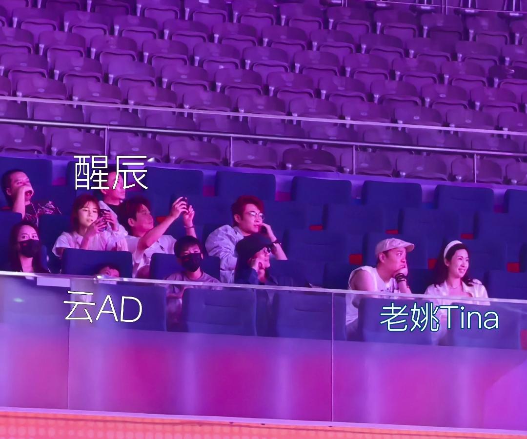 你说他们都去看糊糊演唱会了！！！